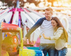 Hotel Victoria pareja con hija en juegos mecánicos